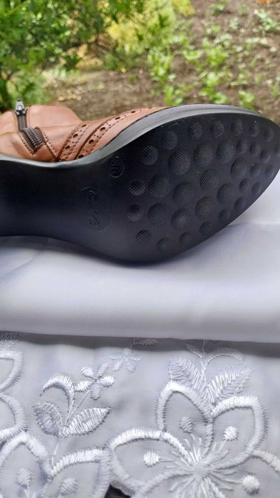 Botas cano curto em pele camel
