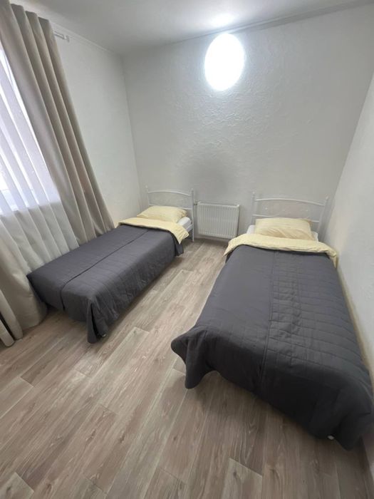 Подобова оренда великого будинку за містом з басейном з підігрівом