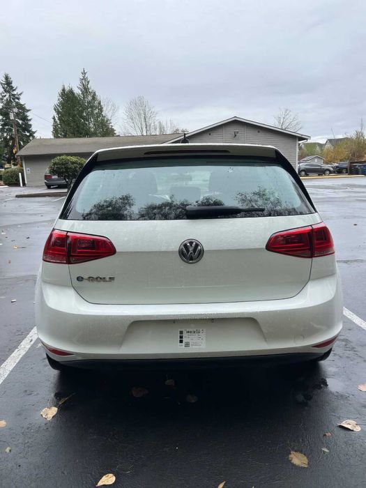 Volkswagen e-Golf SE      2016