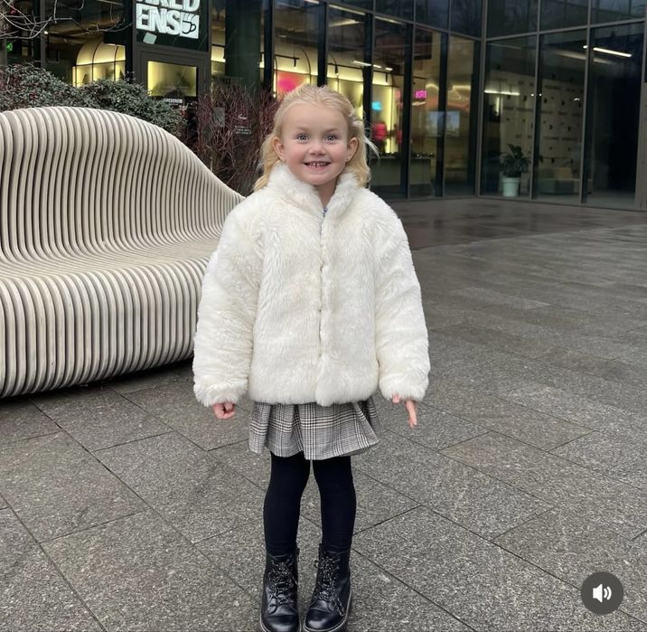 Шубка дитяча біля 4-5 років