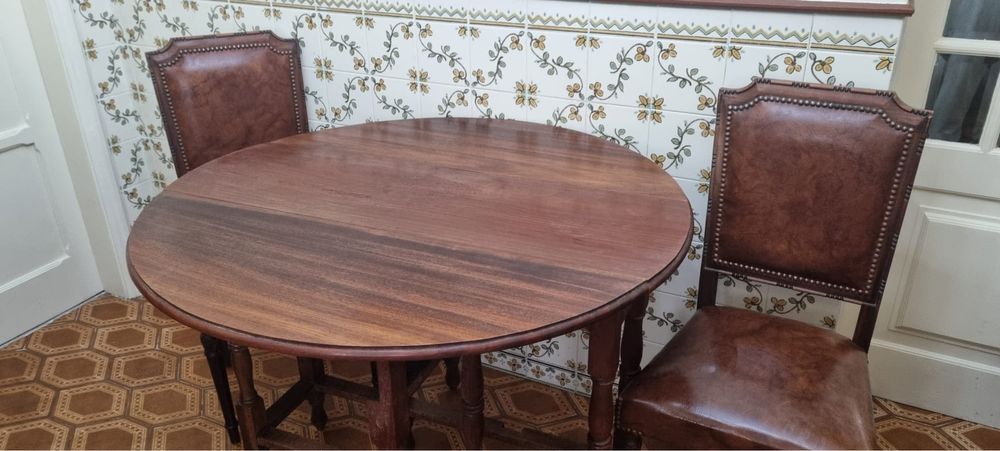 Mesa destrobravel de madeira e cadeiras de pele