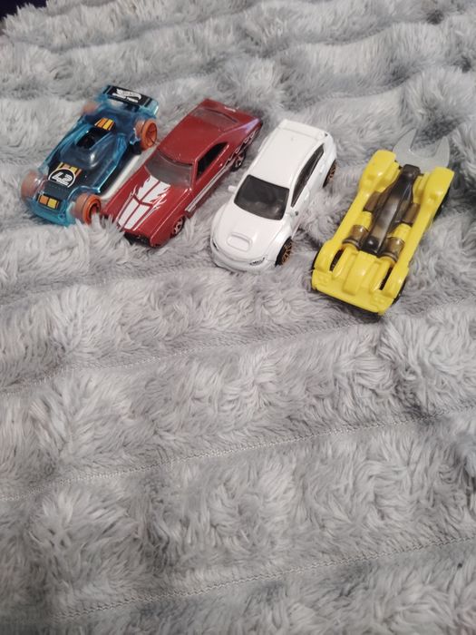 Auta hot wheels 4 sztuki