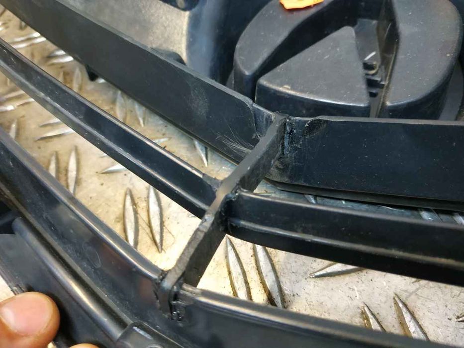 VAG Touareg 15- решітка радіатора була паяна, перед RC1153 2H6853677