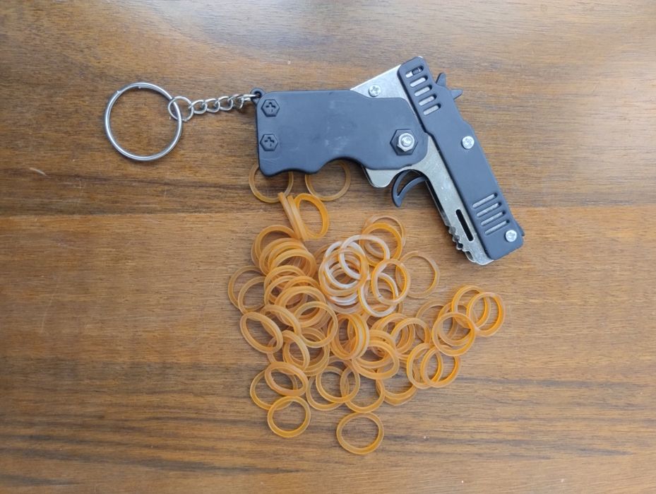 Пистолет брелок стреляющей резинками