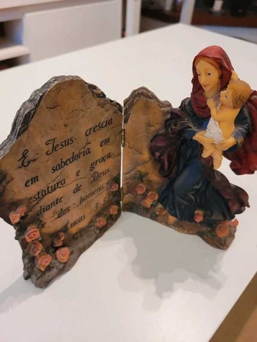Estátua Decorativa Religiosa – Maria e Jesus + Versículo Lucas 3:52