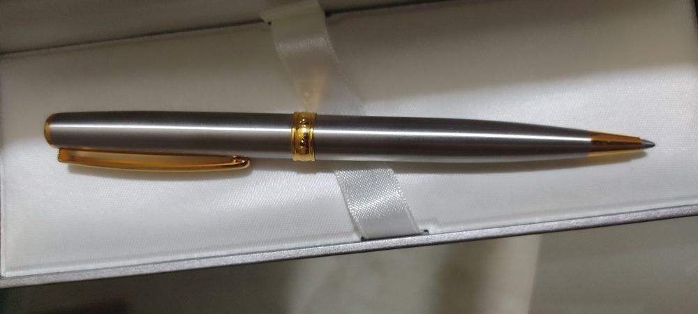 Caneta esferográfica Inoxcrom23,6 Kts eletroplacada em ouro.