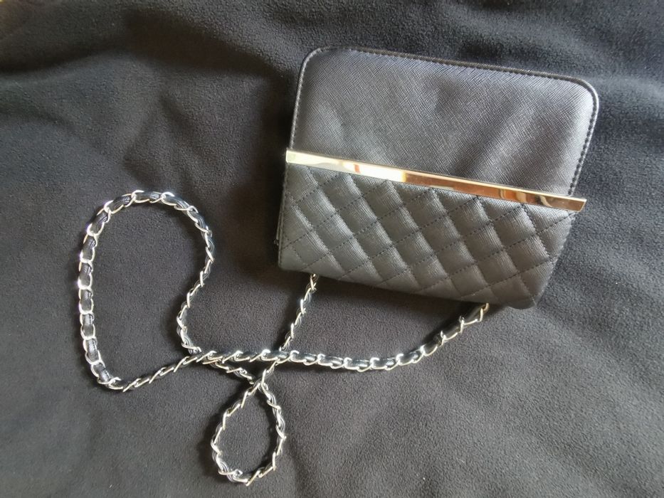 Torebka mała czarna elegancka łańcuszki