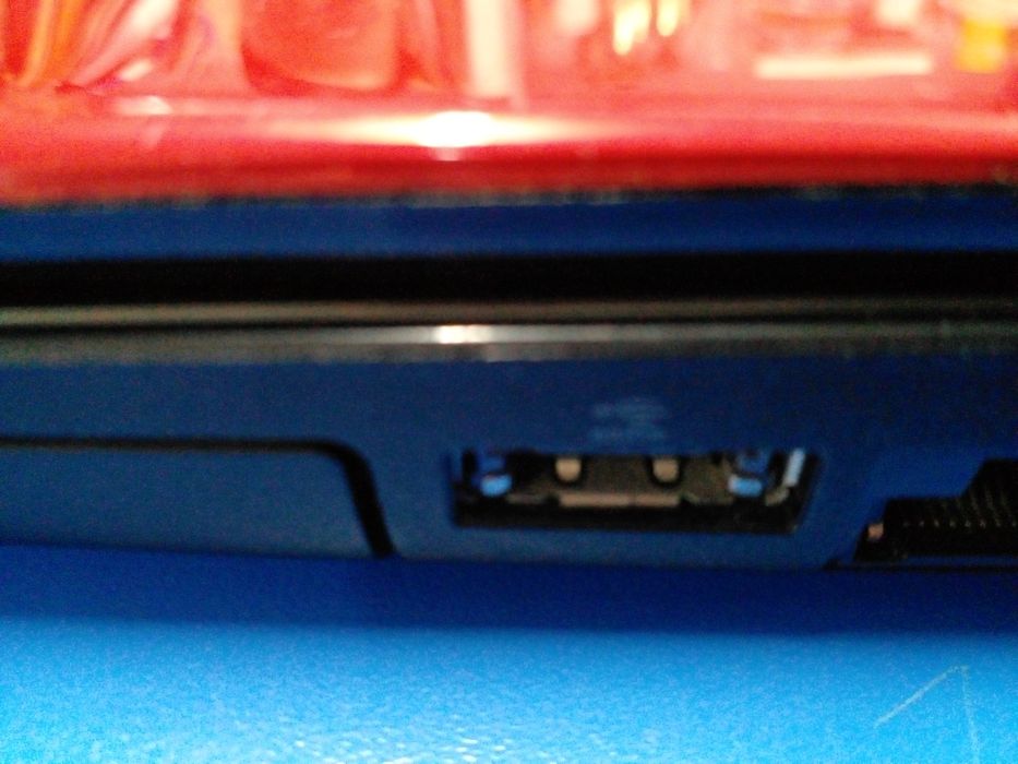 Современный игровой ноутбук красный Dell Inspiron N5010