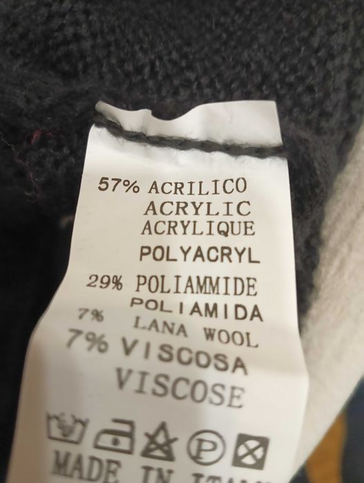 Sweterek czarny w kwiatki.