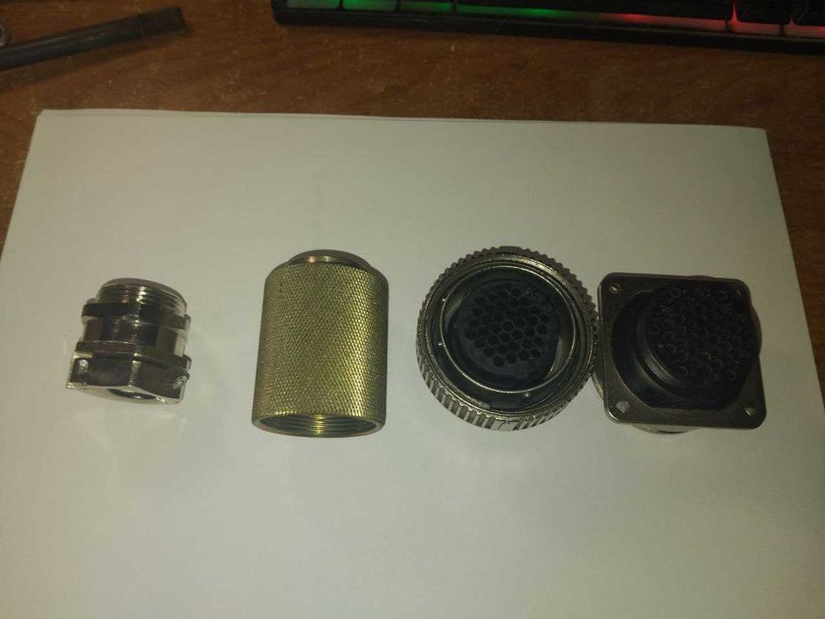 З'єднувач кабельний ввід пульта керування  для спецтехніки Haulotte