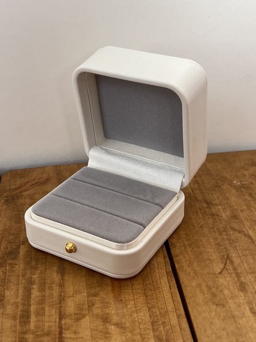 Коробка для весільних обручок. Шкатулка для обручки. Футляр під кільце