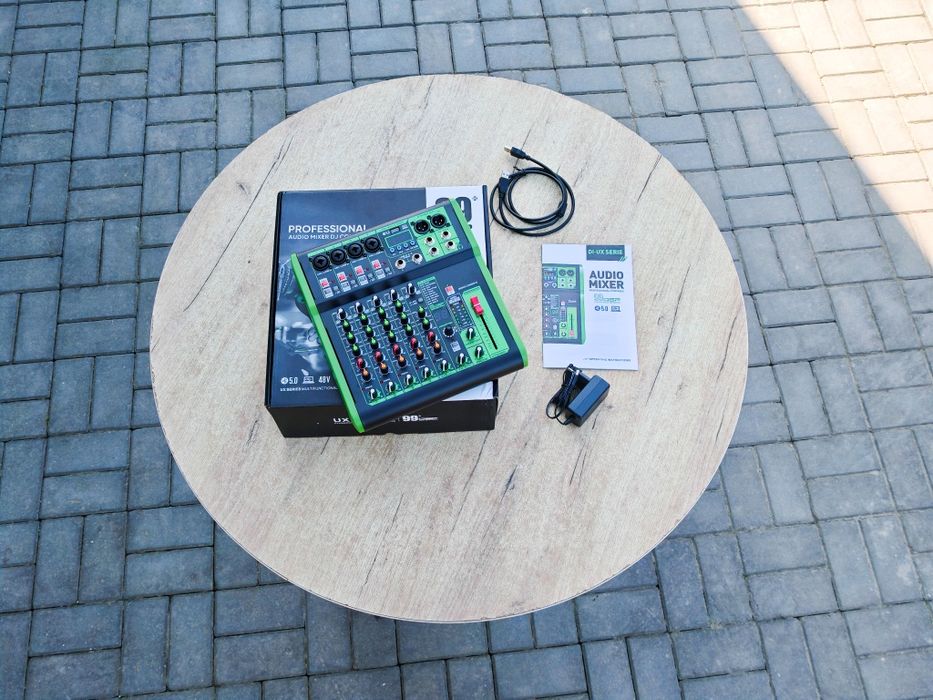 Профессиональный микшер серии 8UX с 99 цифровыми эффектами DSP