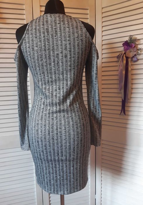 Распродажа! платье в рубчик с вырезами на плечах miss selfridge