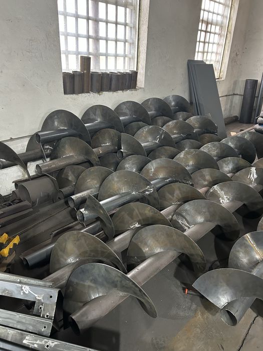 Шнековий транспортер у коробі. Шнек. Транспортер зернопогрузчик.