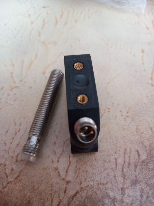 Ціна за 2шт. Balluff bes01ze r05kb індуктивний давач 01p7