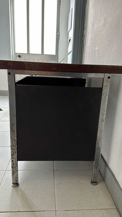 Secretária com gavetas