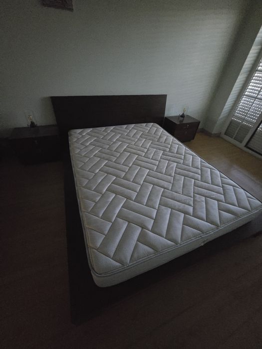 Cama, com Colchão e Mesas de Cabeceira