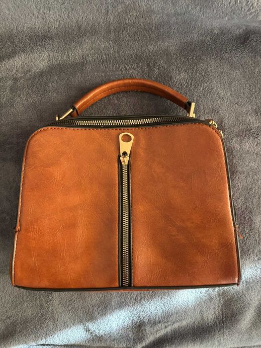 Damska torebka-kuferek