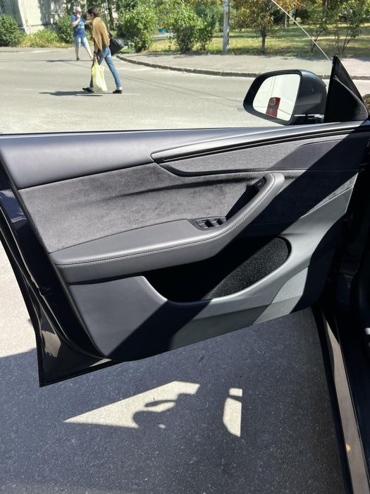 Продам Tesla model Y.