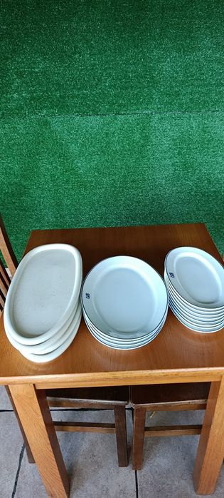 Jarra de vinho,  loiça de barro, taças, tachos , pratos ,travessas