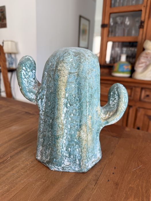 Figura decorativa em cerâmica – Cato rústico