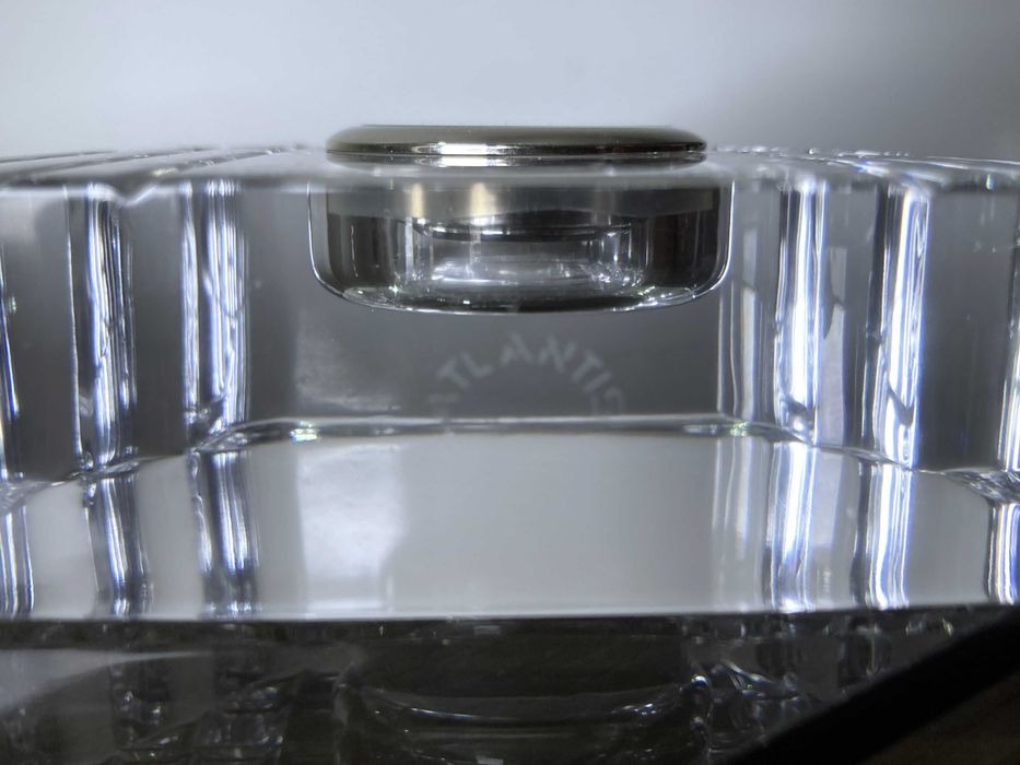 Relógio de cristal marca Atlantis a funcionar