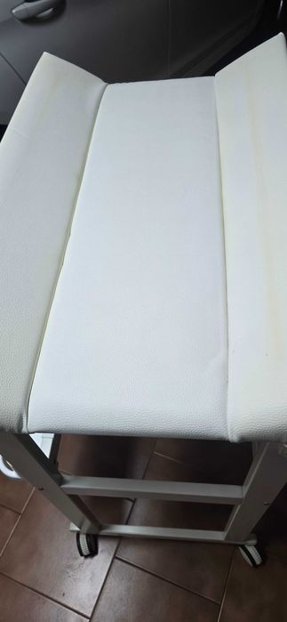 Muda fraldas com banheira para bebé