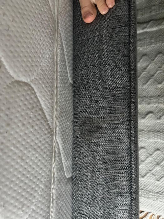 Łóżko tapicerowane do stpialni z materacem i stelażem