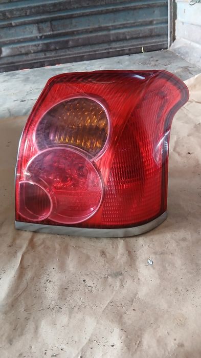 Farolim Toyota advensis de 2005