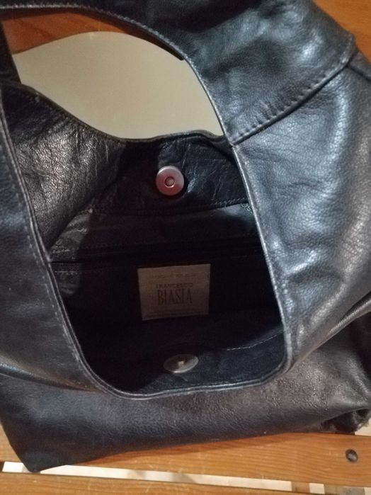 Mala em pele preta marca Francesco Biasia