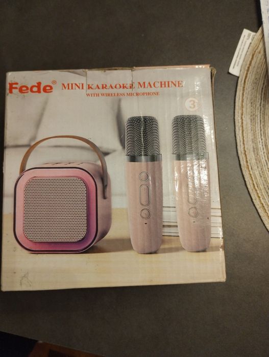 Bezprzewodowy zestaw Karaoke z 2 mikrofonami i głośnikiem LED