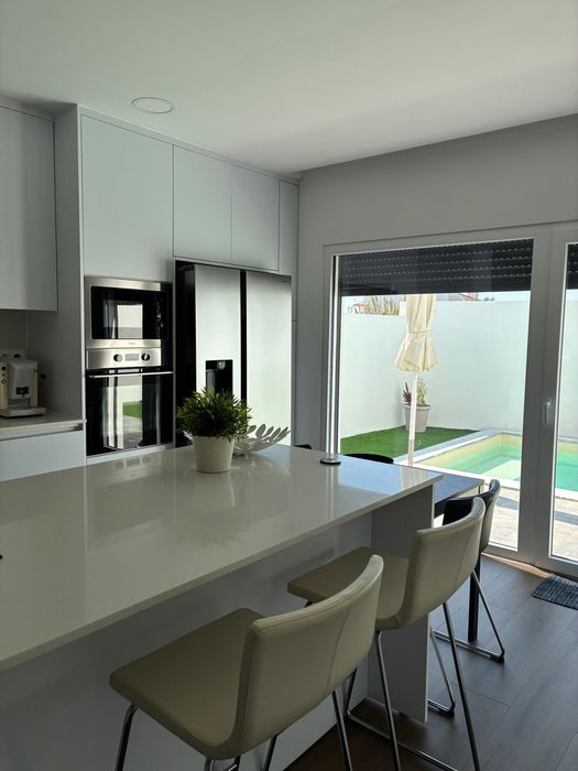 Moradia T3+1 nova, com piscina em Samora Correia