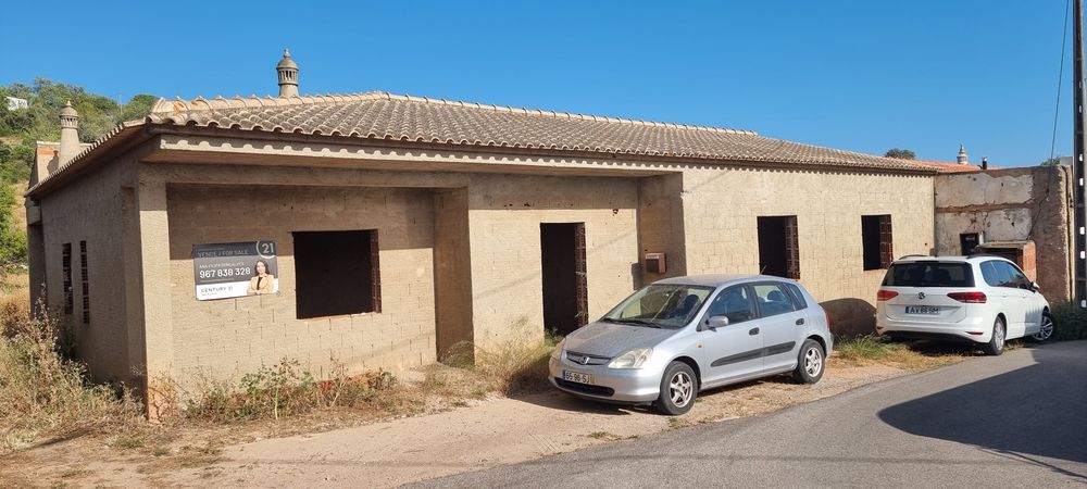 Vende-se  Terreno com casa em Paderne