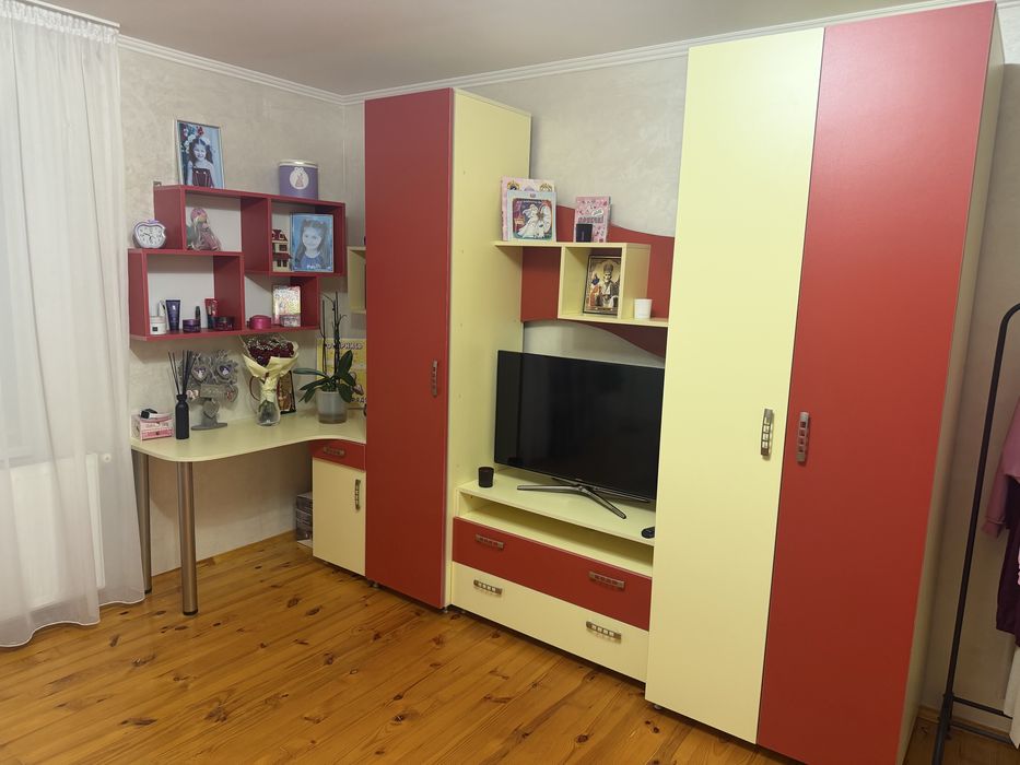 Комплект меблів в кімнату для дівчинки