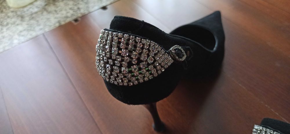 Sapato Carmen Steffens com pedra brilhante