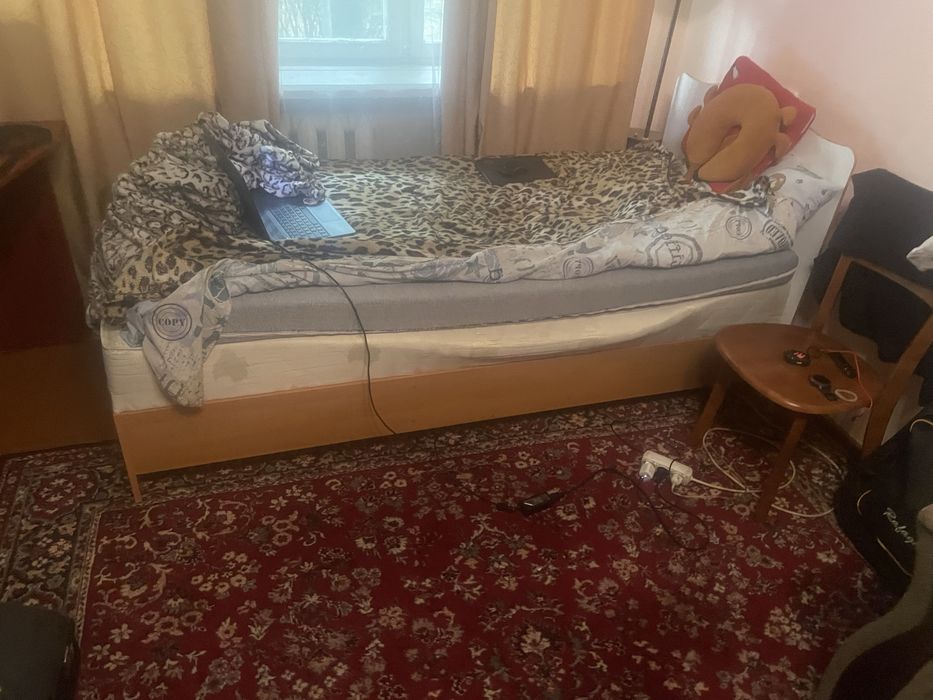 Ліжко полуторка та стіл
