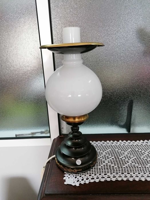 Candeeiros antigos, mesa de cabeceira ou consola