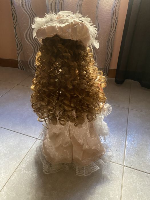 Boneca grande em porcelana .