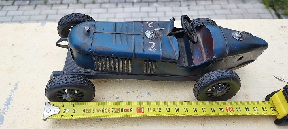 Modelo desportivo de carro em chapa - único