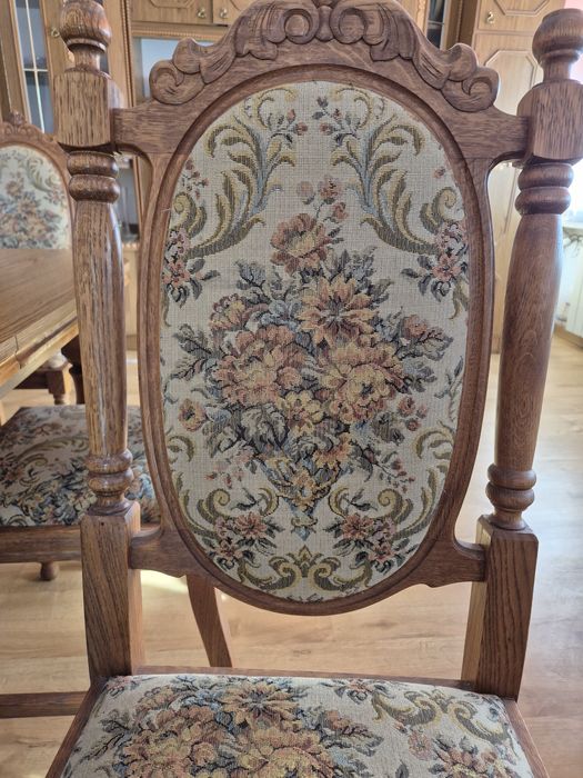 Stół i 6 eleganckich krzeseł