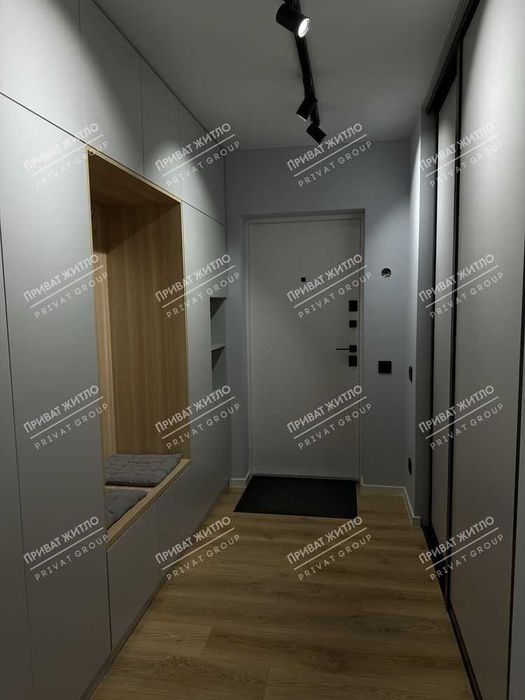 Трикімнатна квартира в сучасному будинку з дизайнерським ремонтом