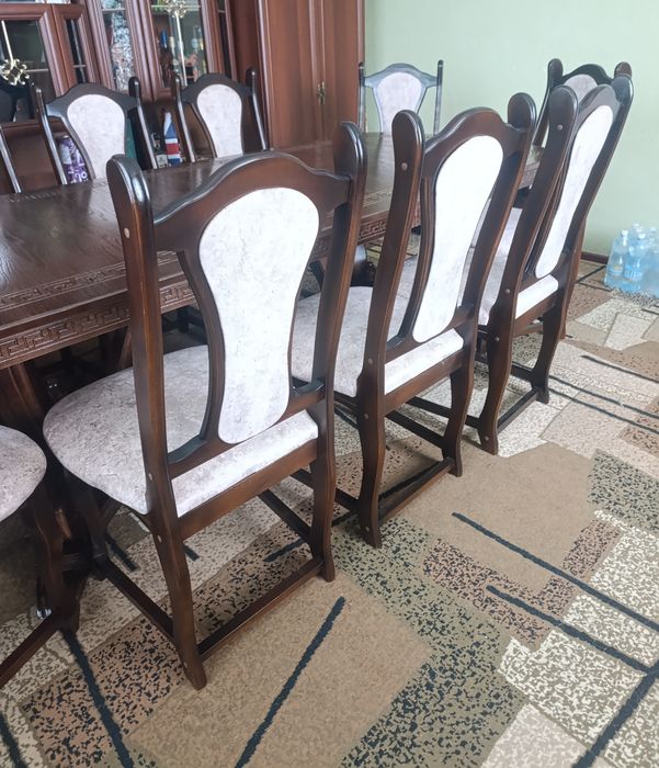 Дерев'яний стіл з стільцями