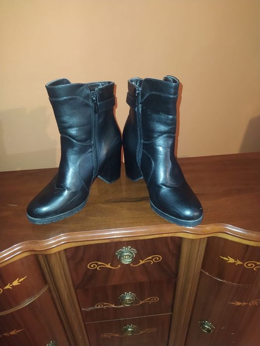 Duas botas e um salto vendo os três juntos ou separados.