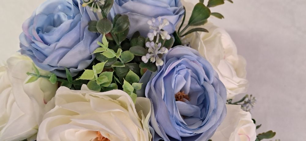 Kompozycja nagrobna. Błękitno-kremowa  w miseczce