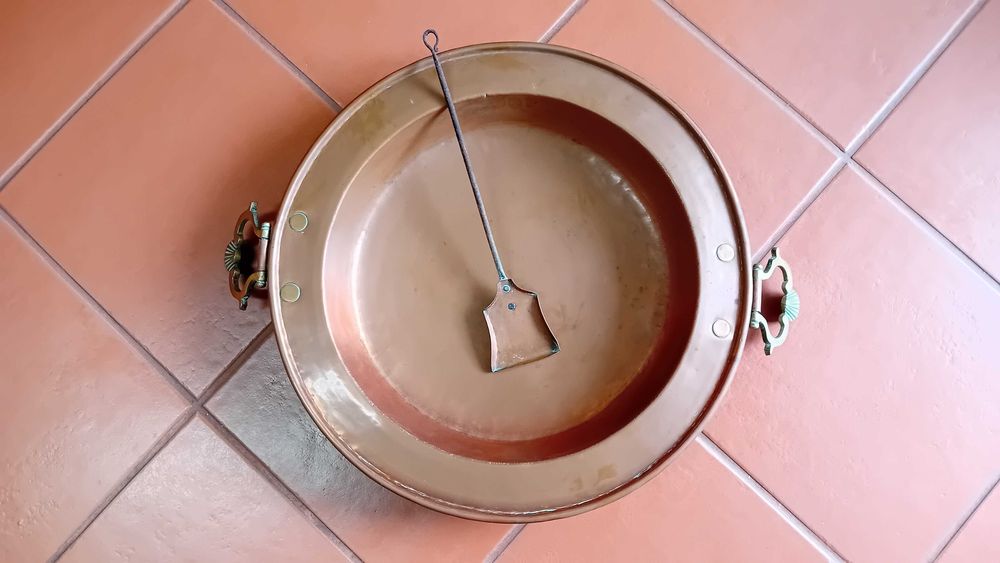 Vendo uma panela e uma braseira, em cobre