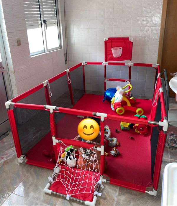 Parque Infantil com balizas e cesto de basquete