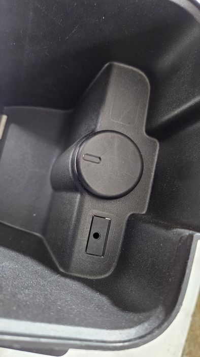 Zapalniczka gniazdo schowek aux tunel opel astra j IV 4