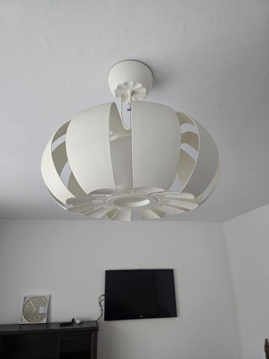 Duża biała metalowa lampa