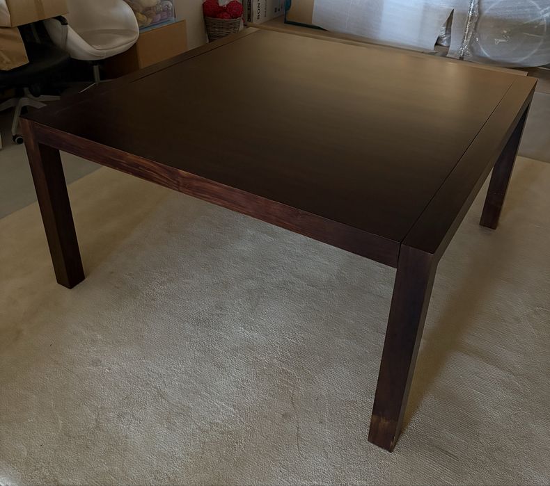 Mesa de Jantar, em nogueira, extensivel.