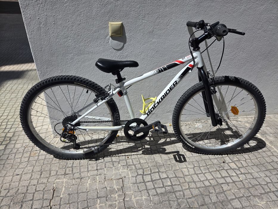 Decathlon Rockrider ST100 Sport roda 24
roda 24
6 velocidades ( atras)
campaínha e luzes incluidas

Tudo nas melhores condições e pronta a usar, idea